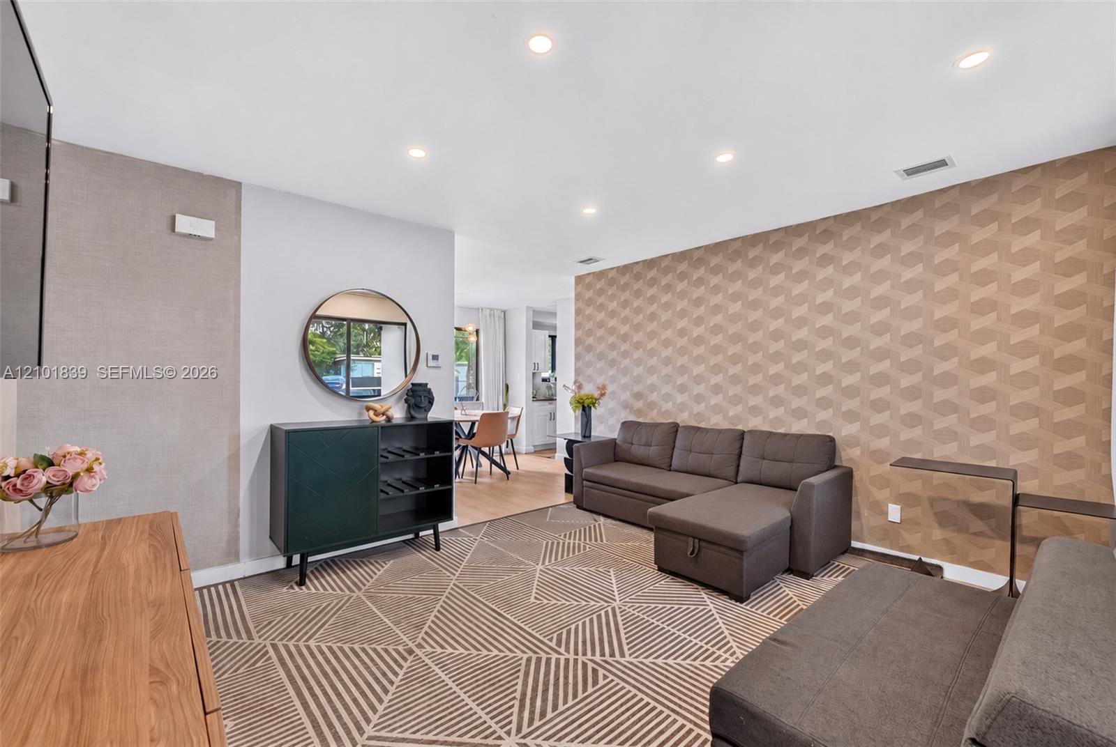 433 NW 15th Way gallery image #12