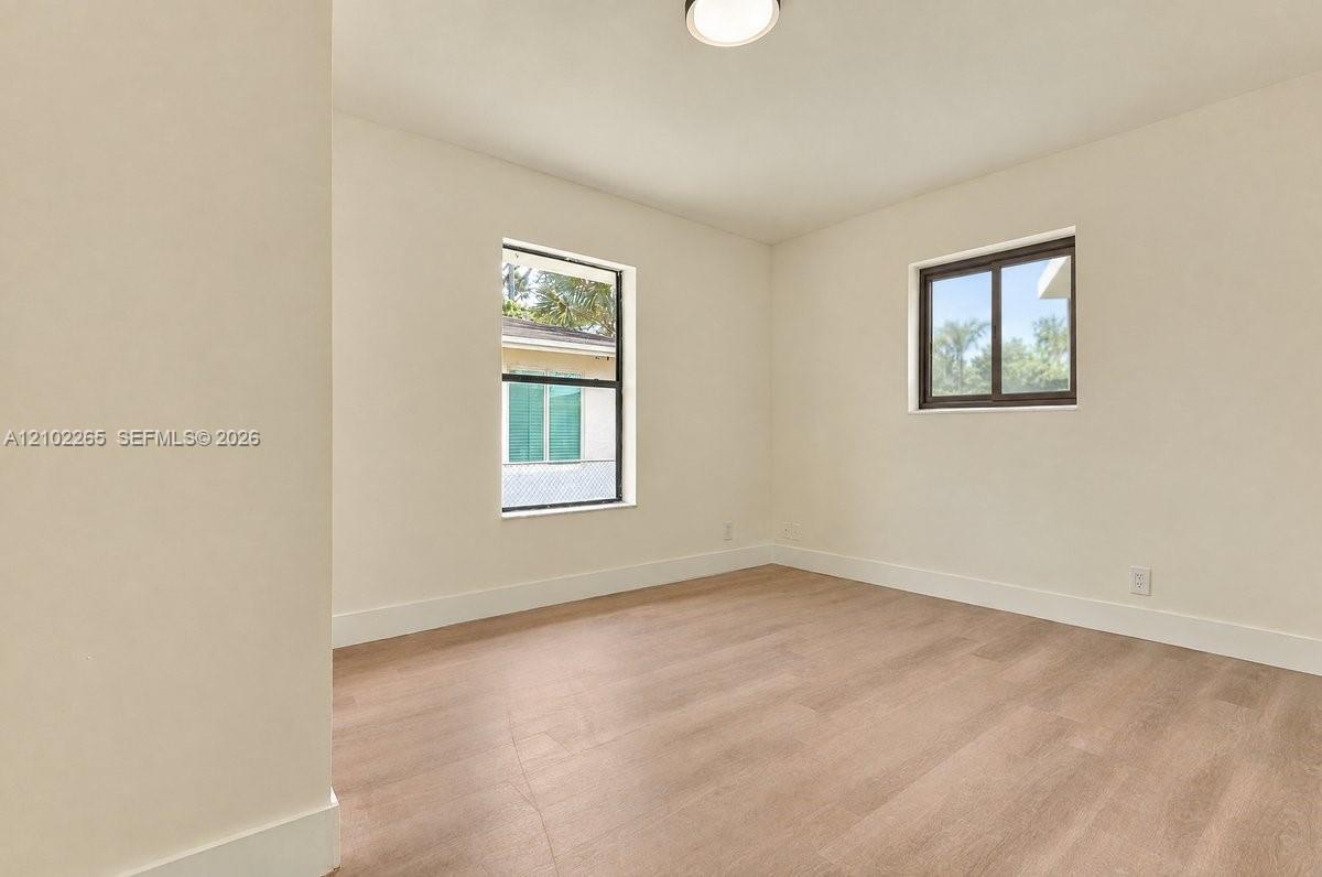 2842 NW 9th Place gallery image #12