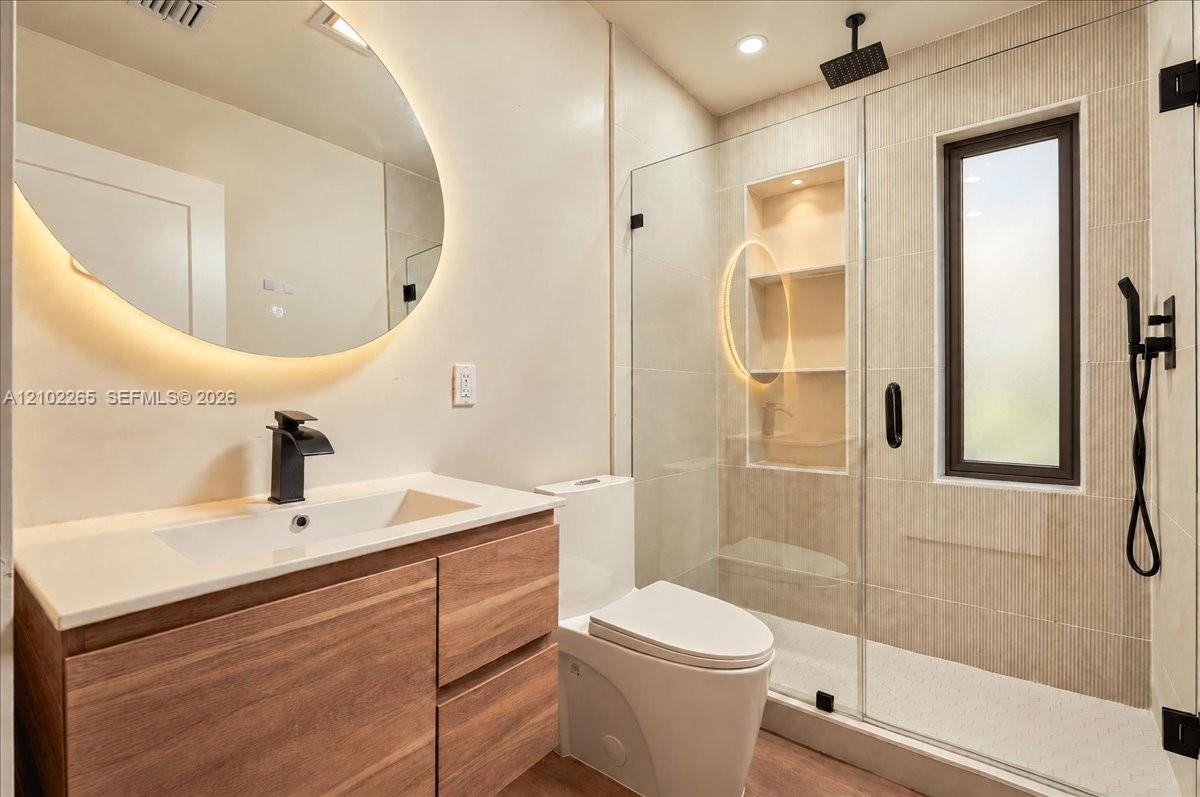 2842 NW 9th Place gallery image #14