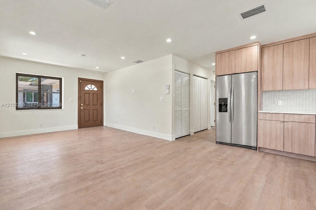 2842 NW 9th Place gallery image #6