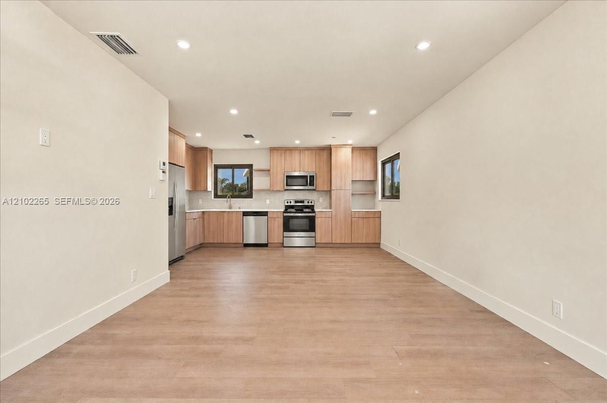 2842 NW 9th Place gallery image #7