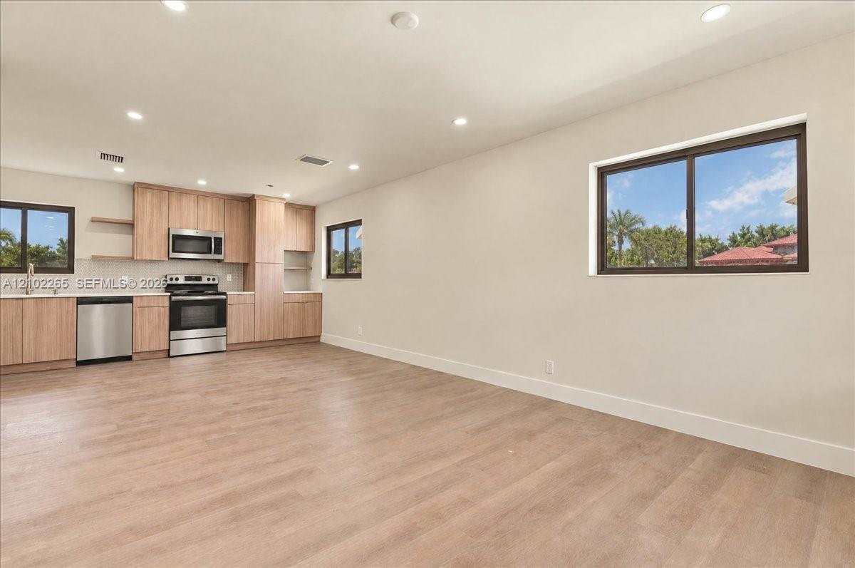 2842 NW 9th Place gallery image #8