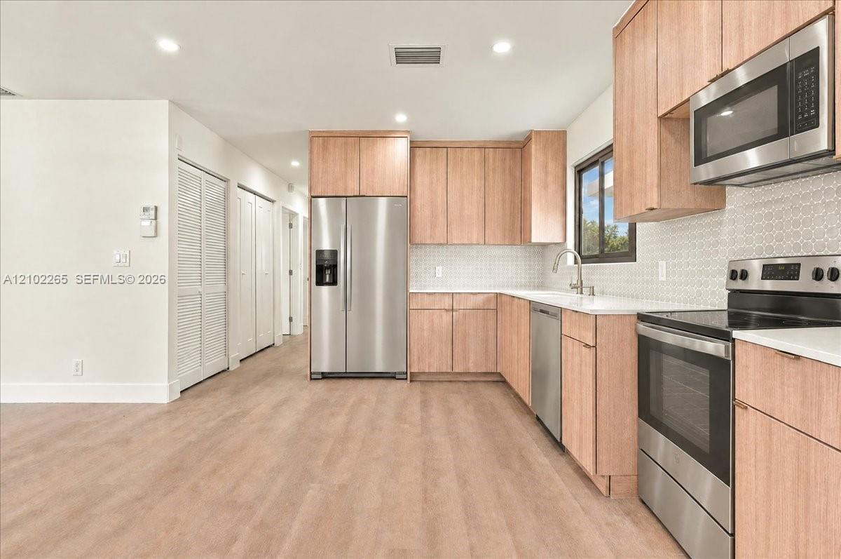 2842 NW 9th Place gallery image #9