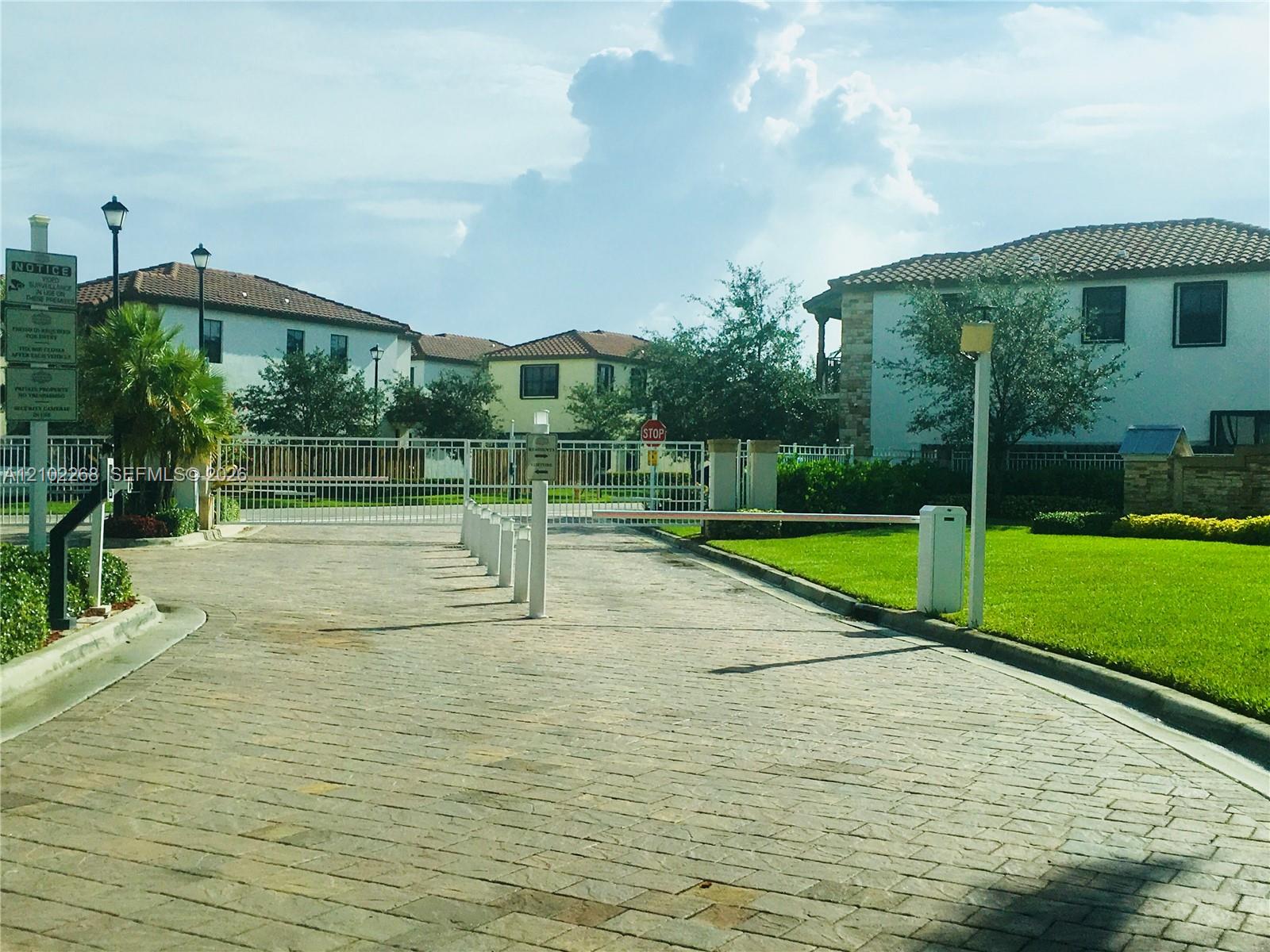 10310 NW 70th Terrace gallery image #10