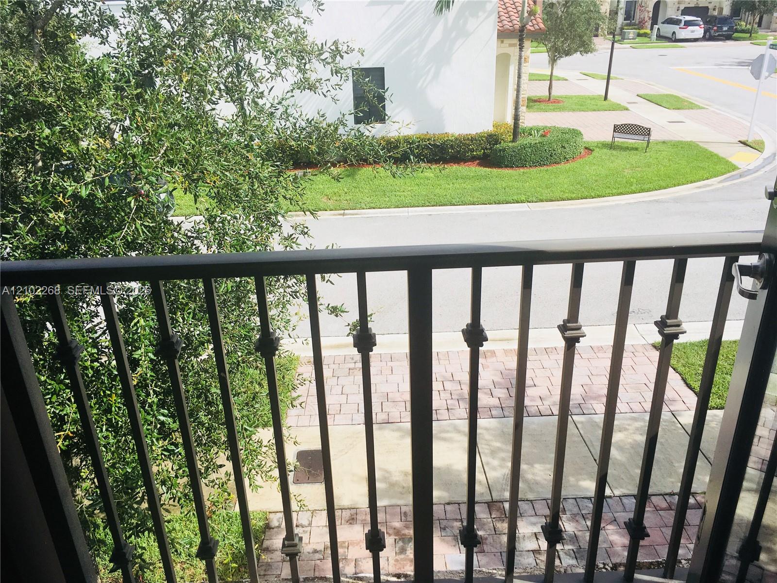 10310 NW 70th Terrace gallery image #32