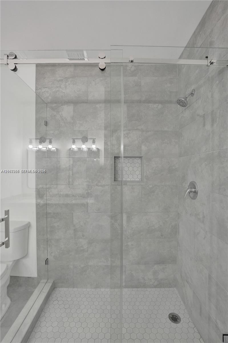 2536 NW 9th Court gallery image #18