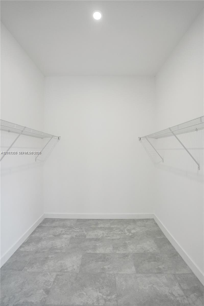 2536 NW 9th Court gallery image #21
