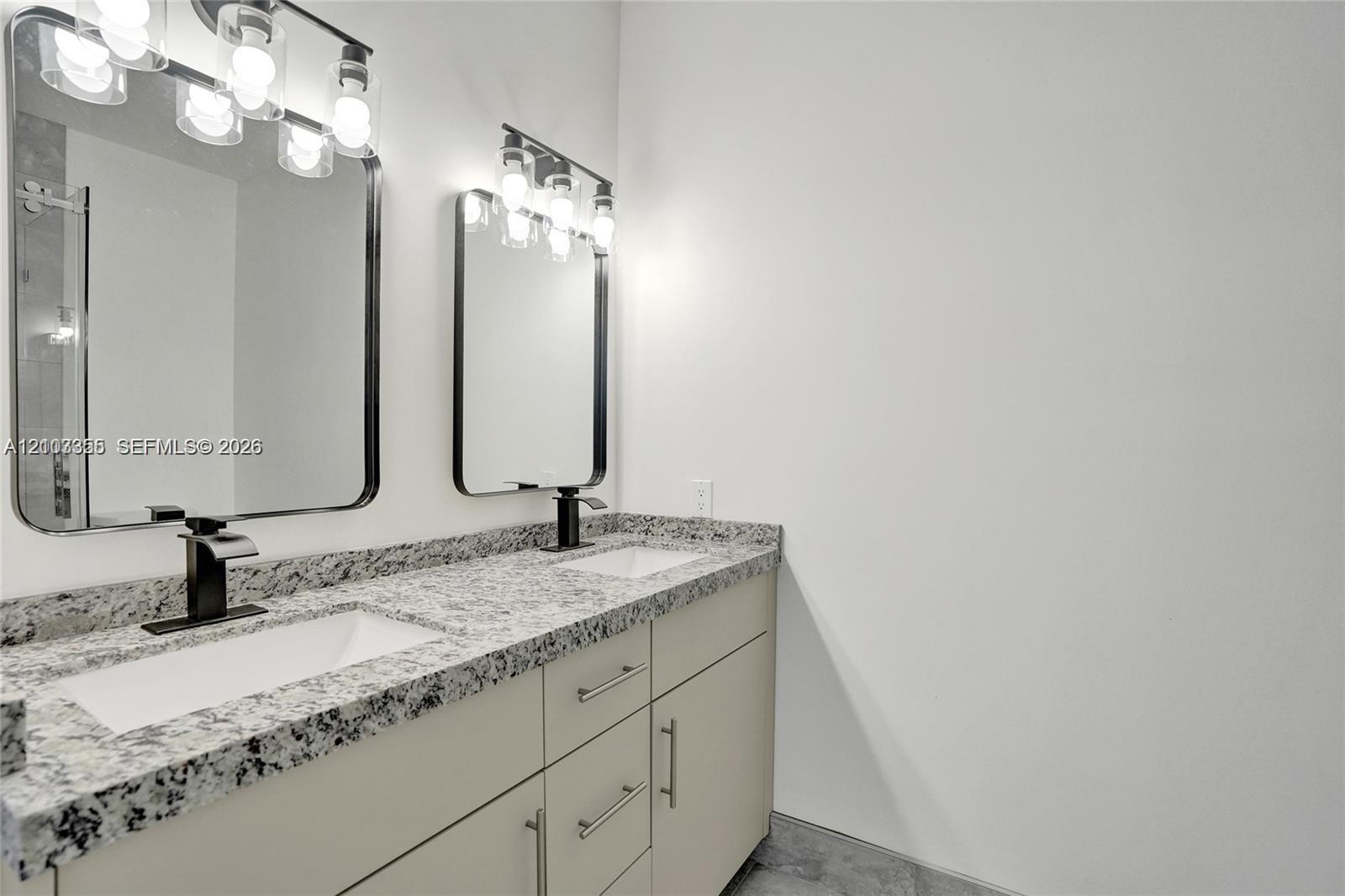 2536 NW 9th Court gallery image #29