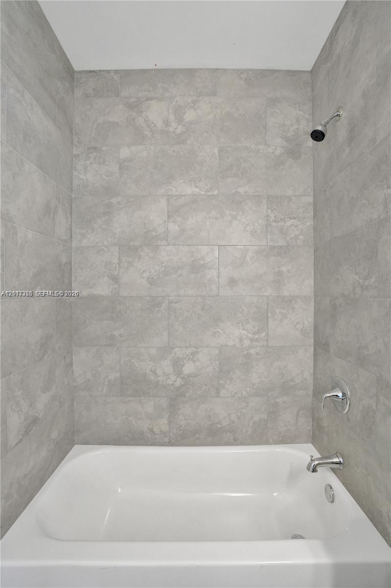 2536 NW 9th Court gallery image #31