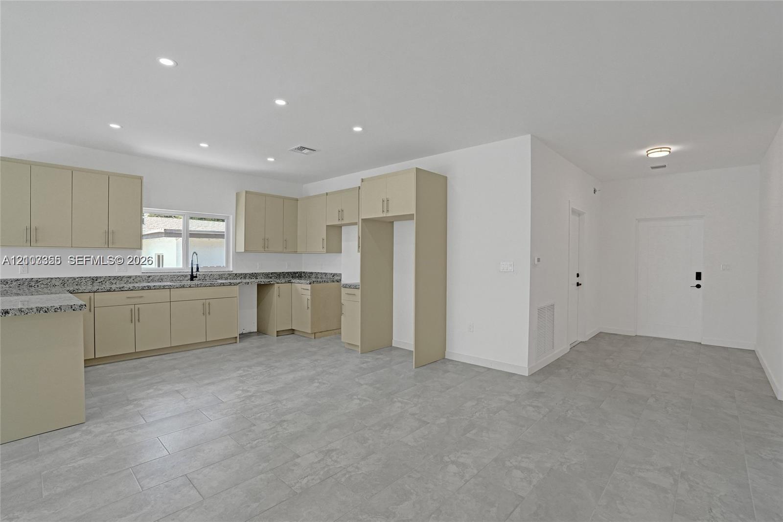 2536 NW 9th Court gallery image #44