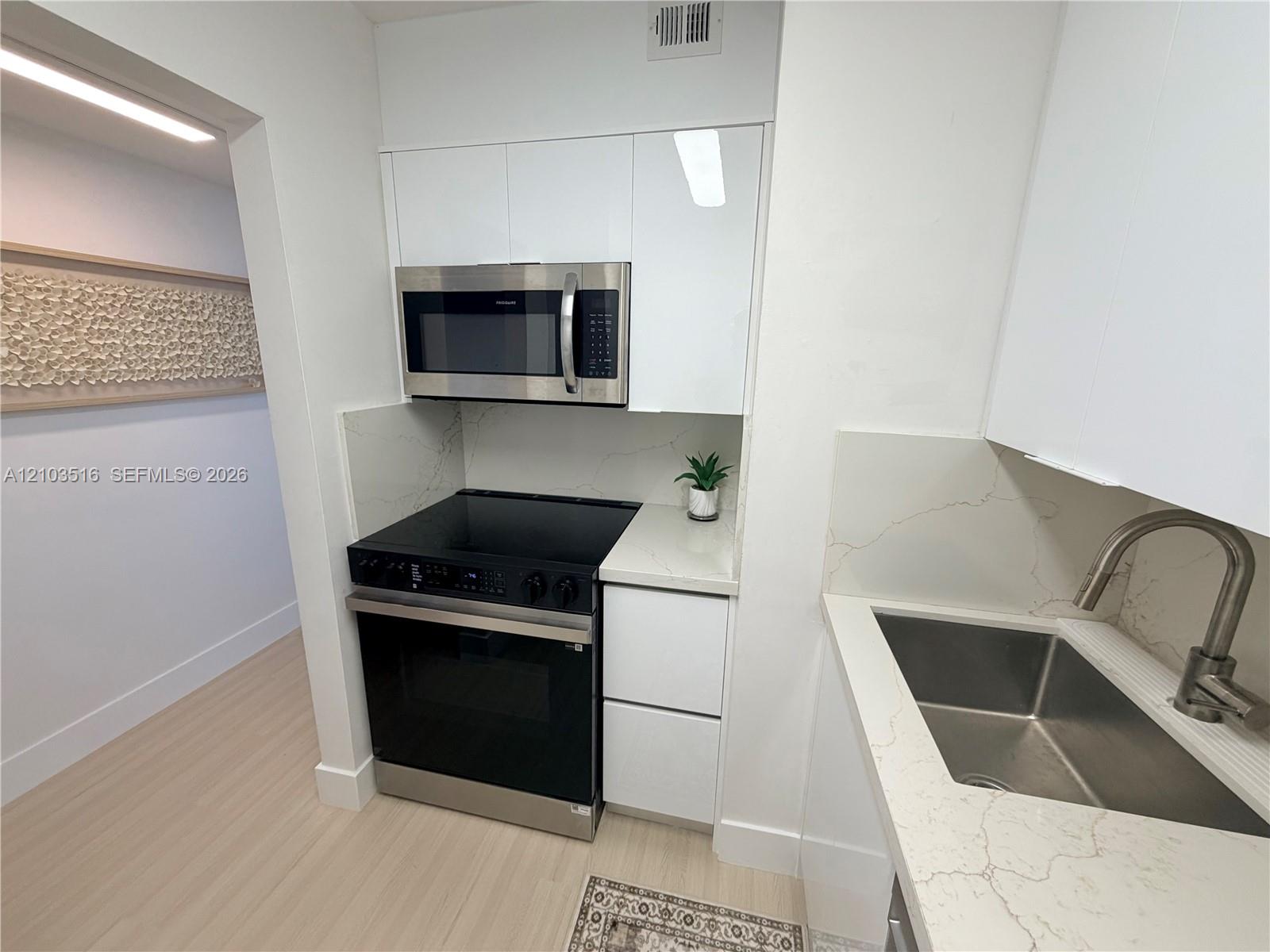 2899 Collins Avenue gallery image #6