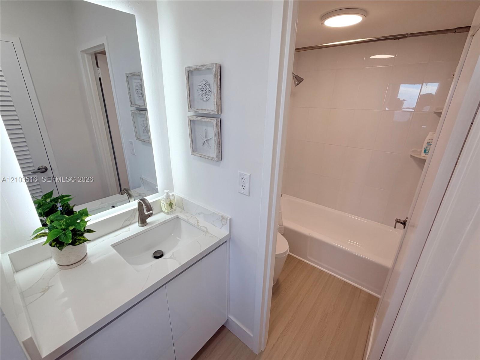 2899 Collins Avenue gallery image #8