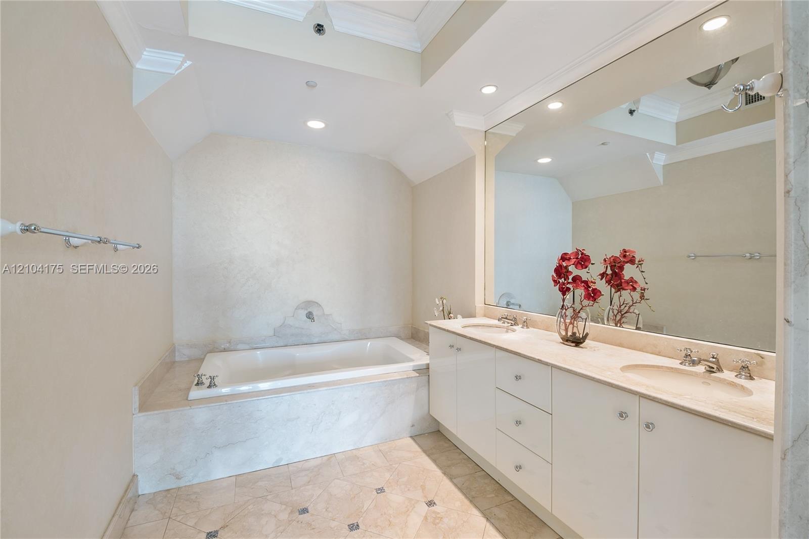 100 S Pointe Drive gallery image #10