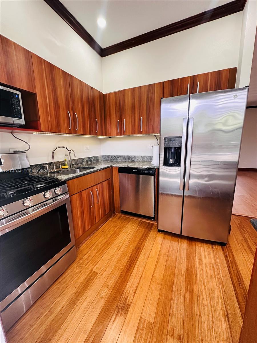 1470 Lincoln Terrace gallery image #9