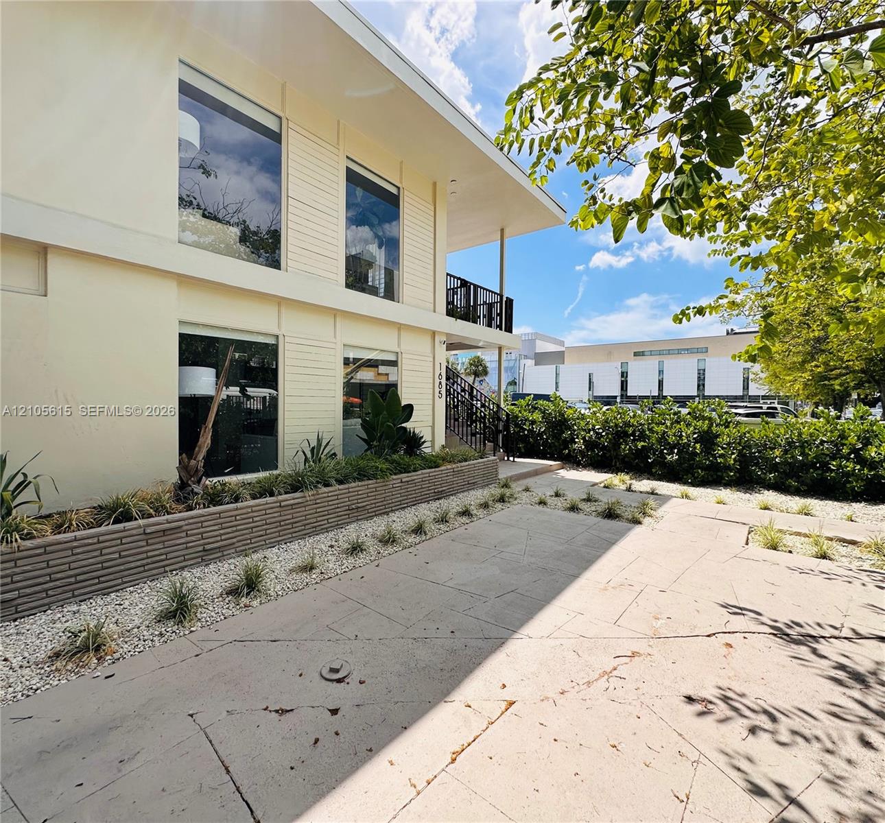 1685 Jefferson Avenue gallery image #23