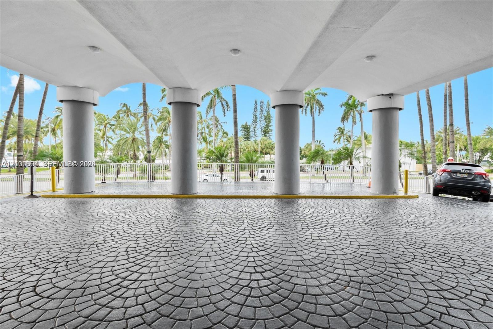 5401 Collins Avenue gallery image #35