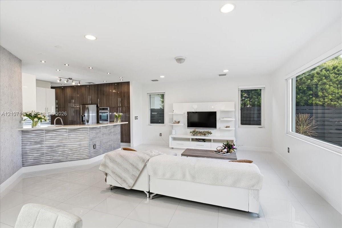 7863 NW 111th Court gallery image #10