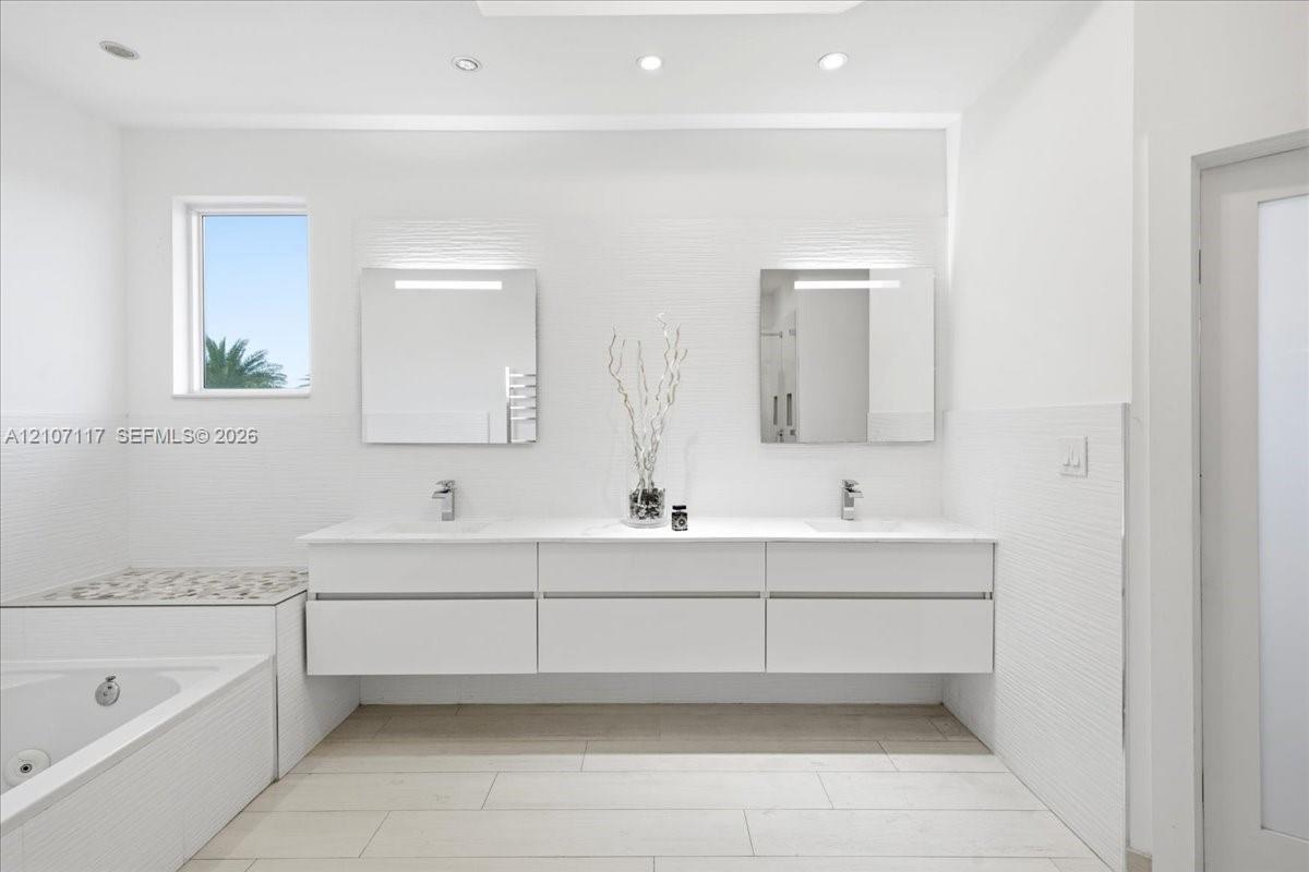 7863 NW 111th Court gallery image #33