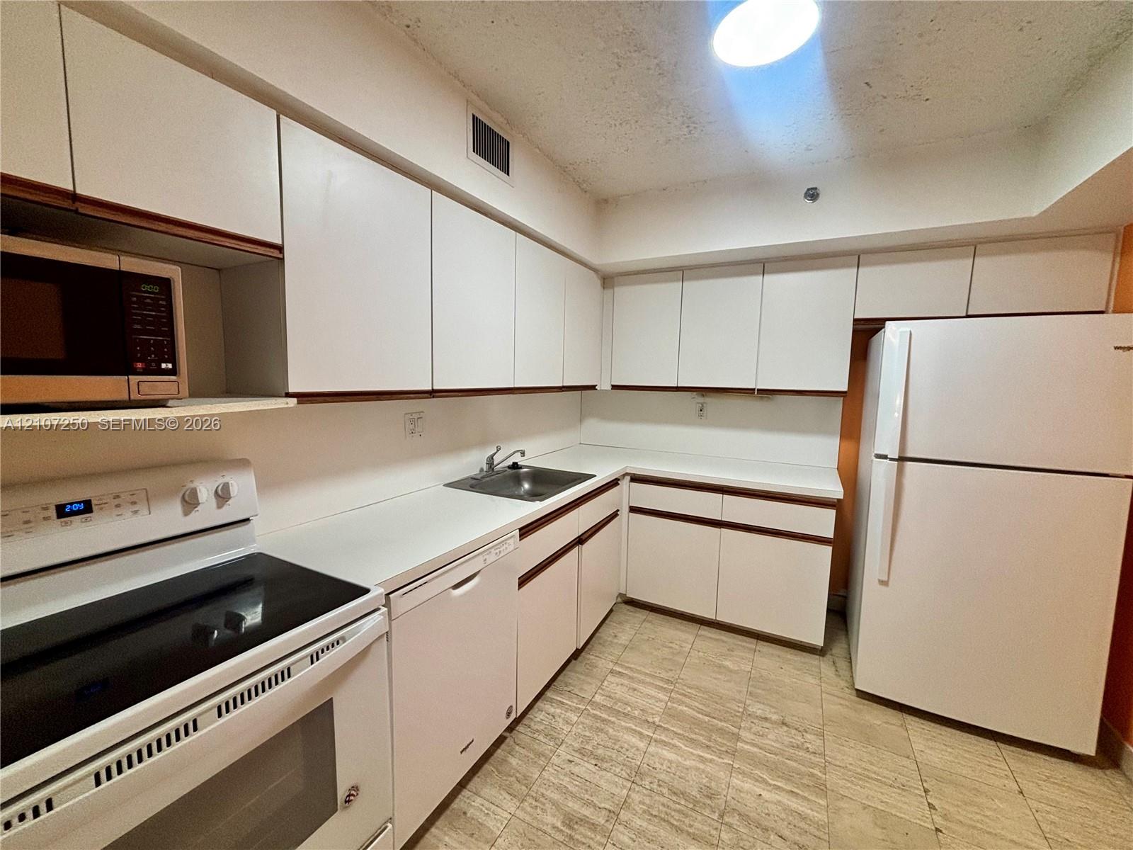 3600 Mystic Pointe Drive
