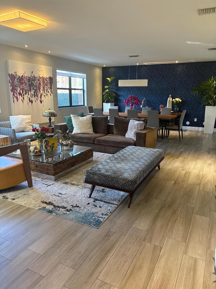 8925 NW 99th Court gallery image #7