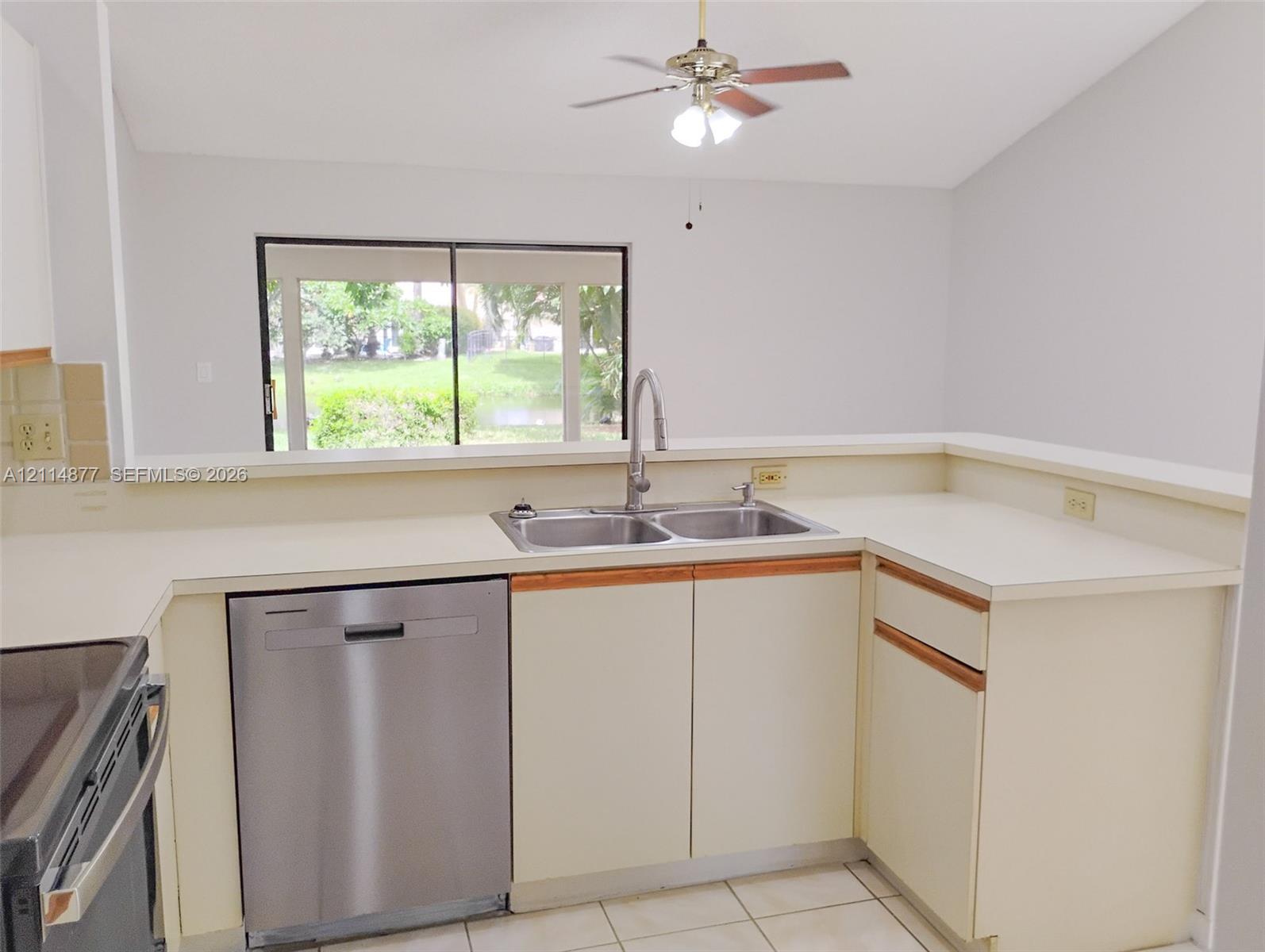 9735 Sun Pointe Drive gallery image #10