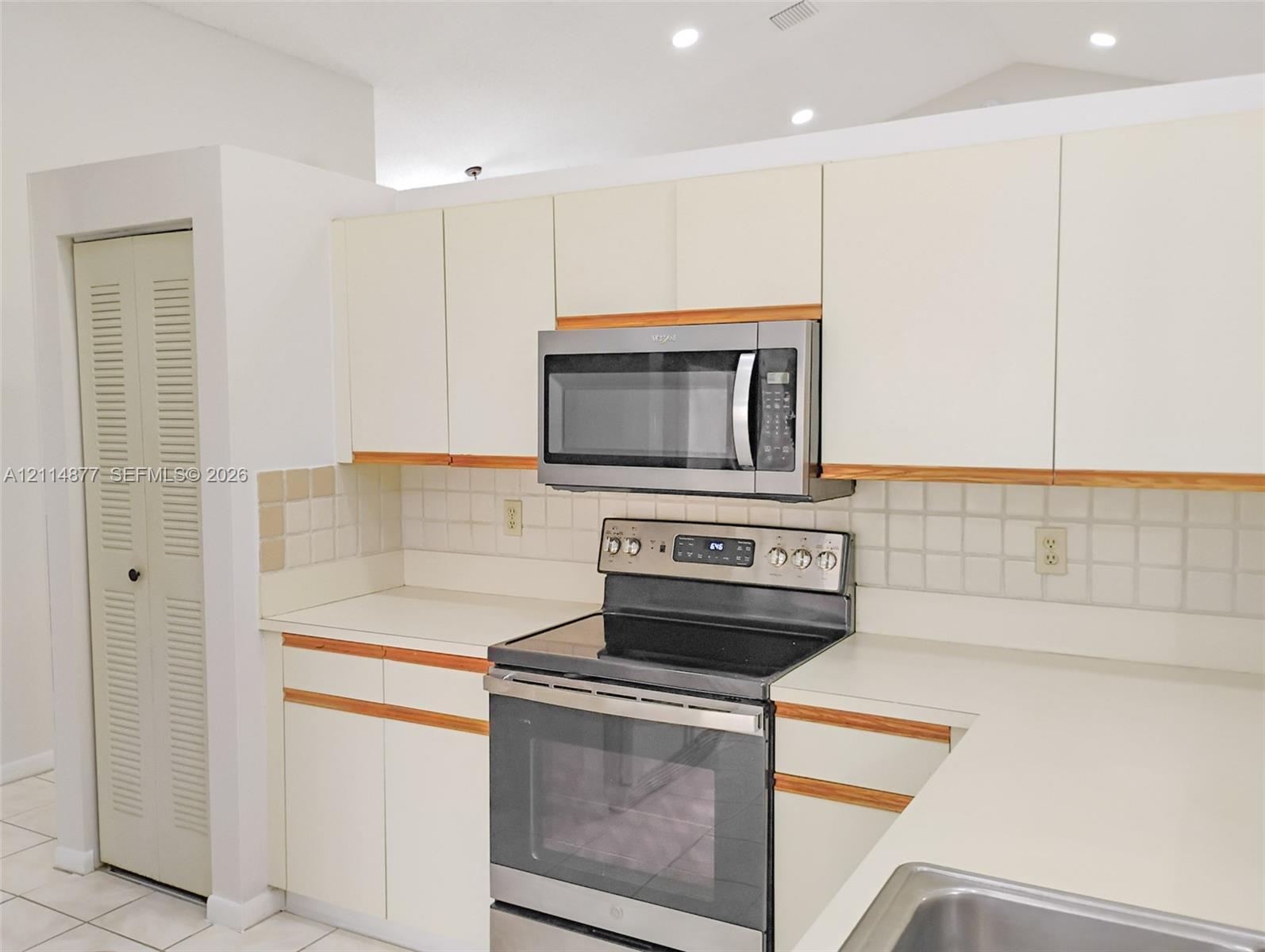 9735 Sun Pointe Drive gallery image #11