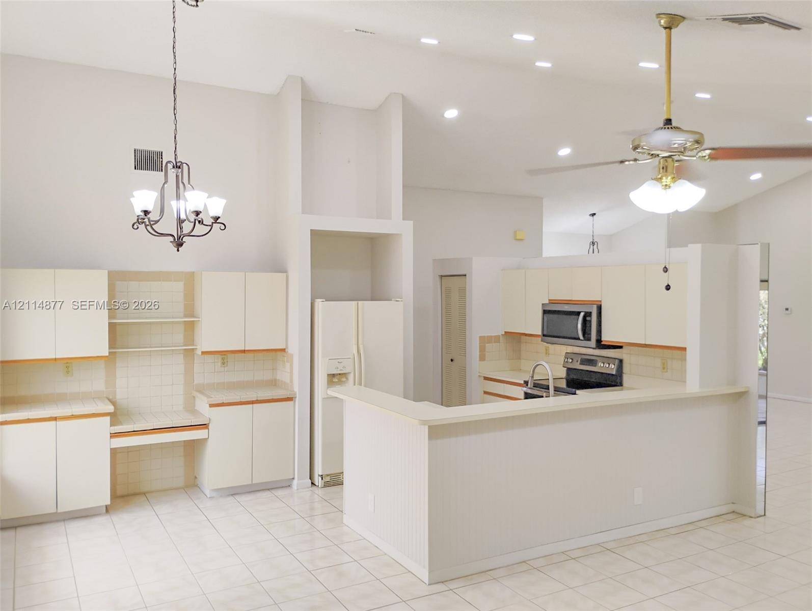 9735 Sun Pointe Drive gallery image #7